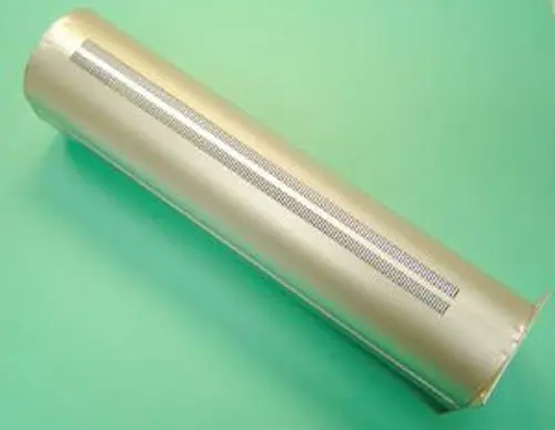 Remeha Brennerlanze, silberner, zylindrischer Körper mit perforierter Seite. Der Hintergrund ist grün und hebt das Produkt hervor.